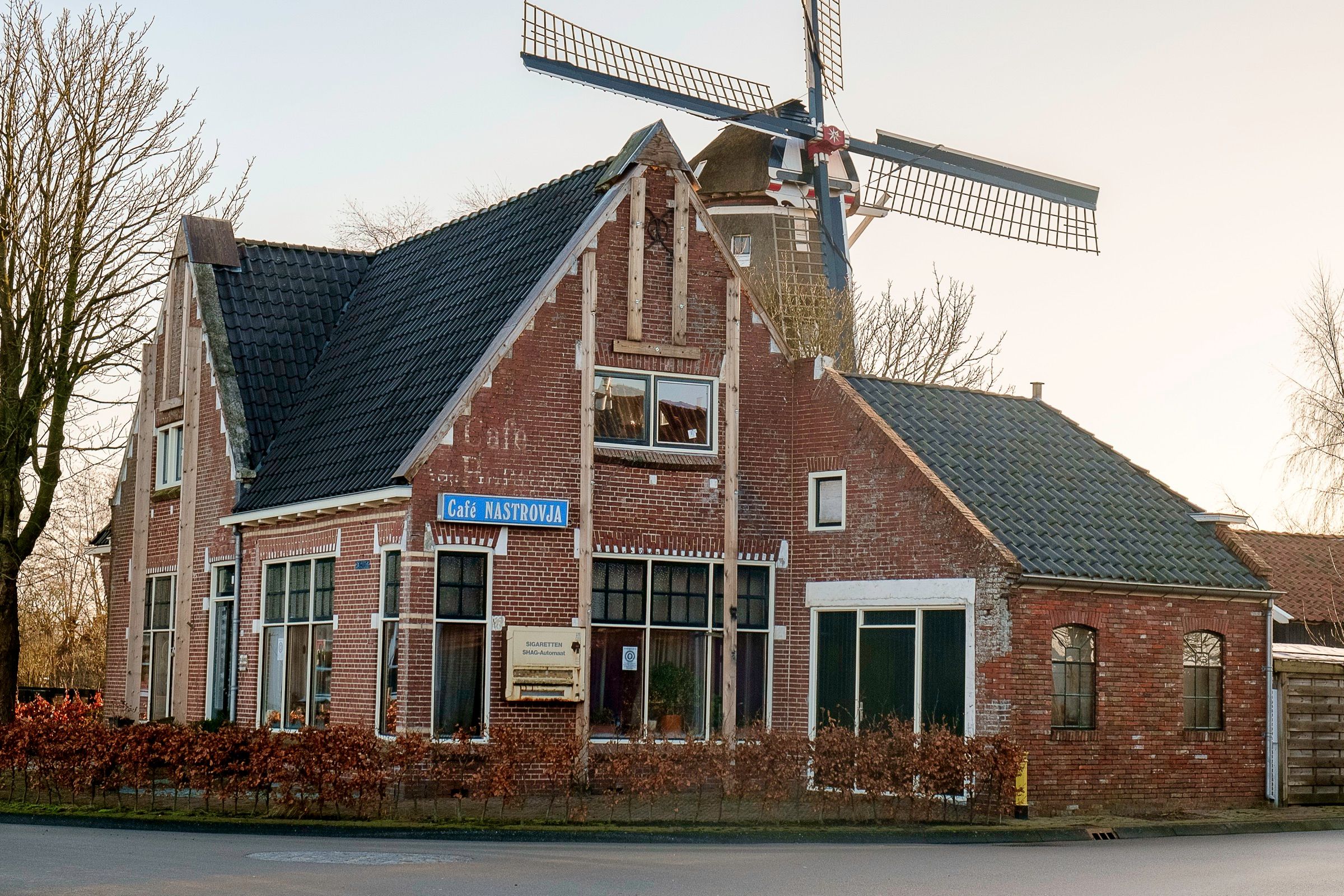 Café met verstevigingen in Zeerijp