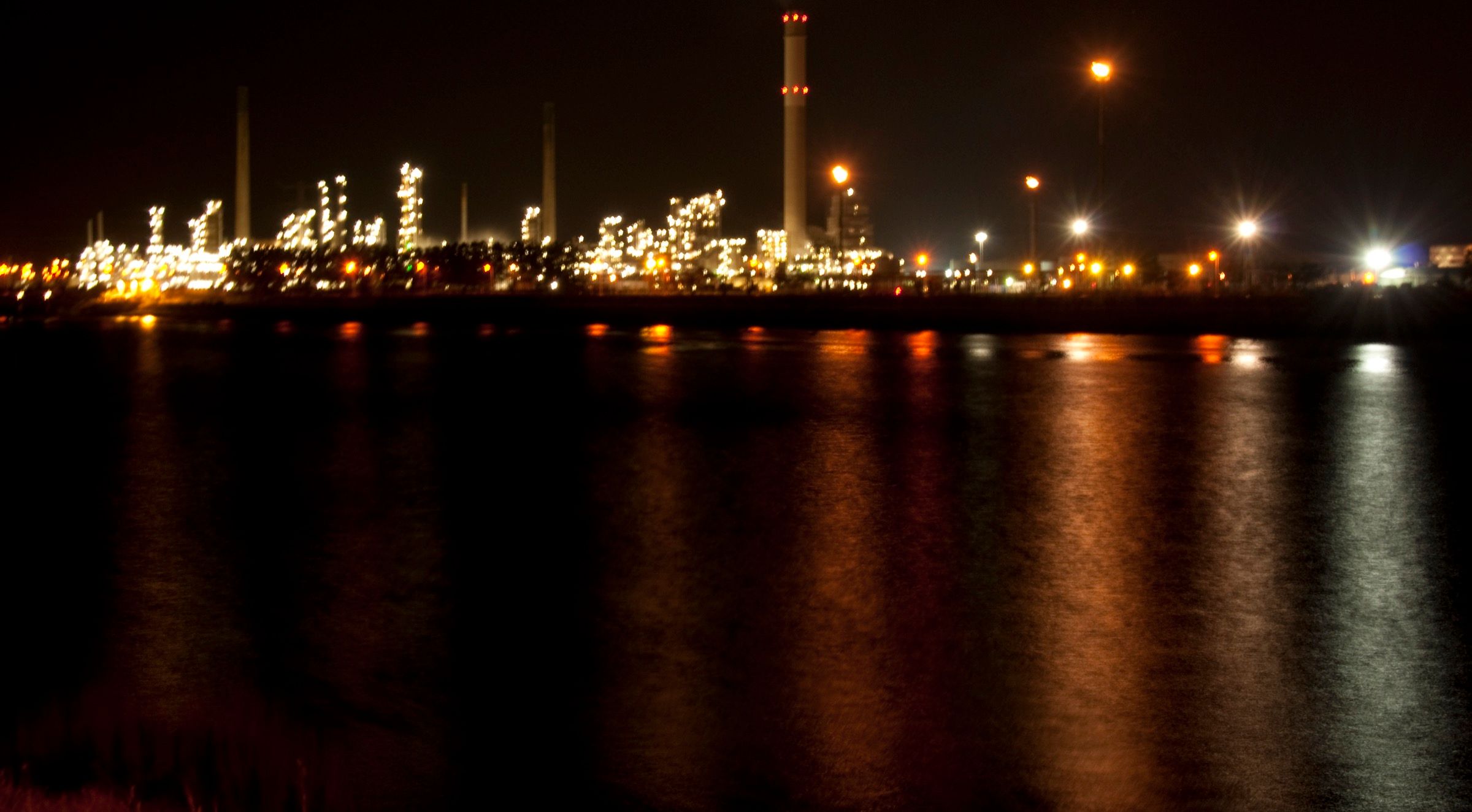 Raffinaderijen in de Europoort bij nacht
