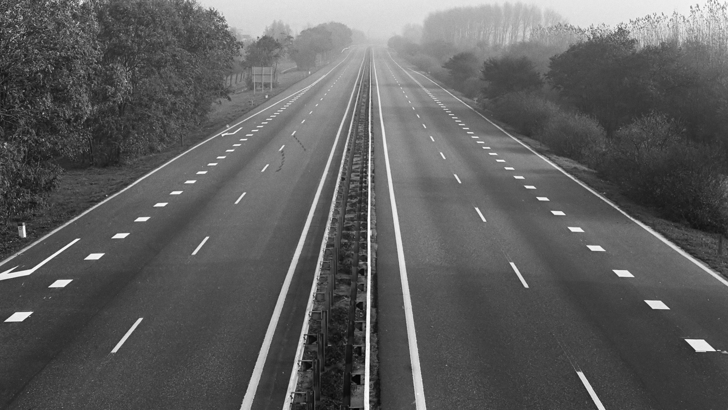 Lege snelweg op autoloze zondag, 1973