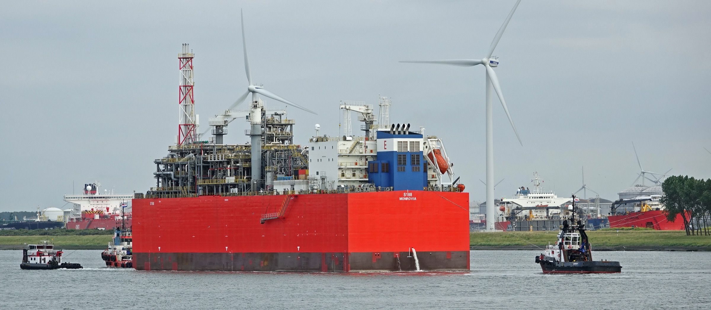 Drijvende LNG-terminal S188 op weg